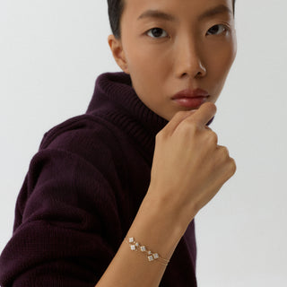 Fluxora Çiçek Motifli Çok Taşlı Çift Zincir Altın Bileklik