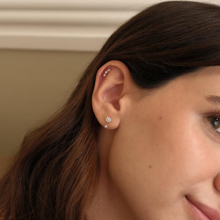 Hanging Daisy Sallantılı Taşlı Lab Grown Diamond Taşlı Altın Kulak Piercing