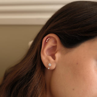 Hanging Daisy Sallantılı Taşlı Lab Grown Diamond Taşlı Altın Kulak Piercing