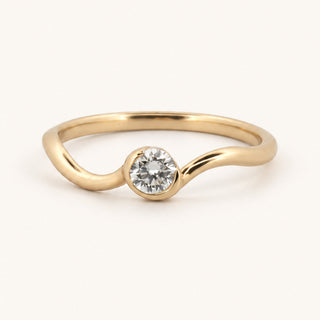 Lunette Wave Dalgalı Form Hilal Çerçeveli İnce Lab Grown Diamond Taşlı Altın Yüzük