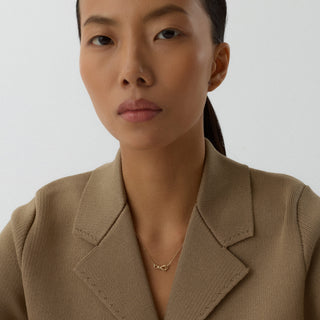 Vertia Düğüm Figürlü Altın Kolye